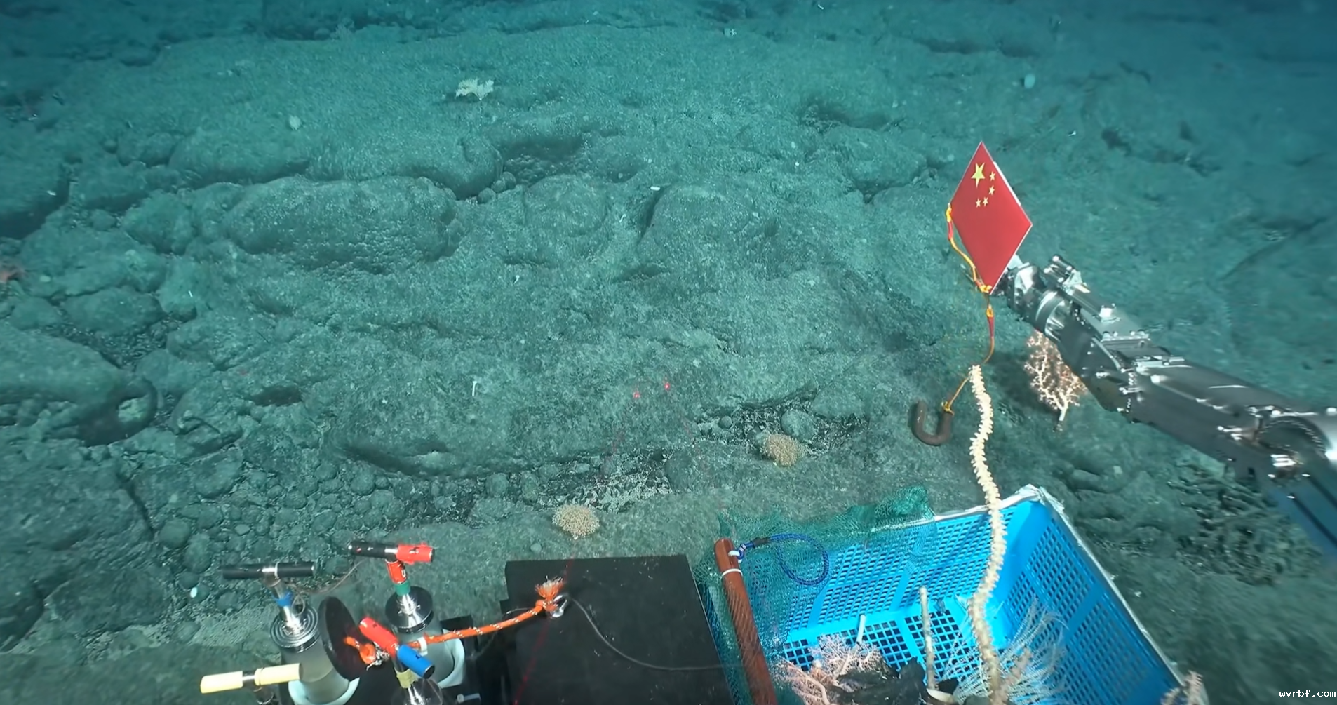 机械臂搭载“深海勇士”载人潜器深入海洋作业