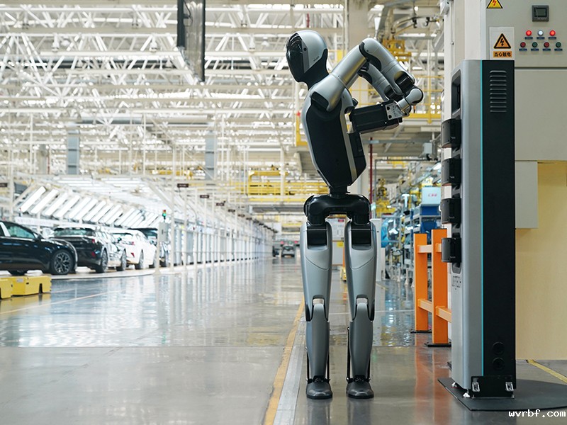 优必选全新一代工业人形机器人Walker S2